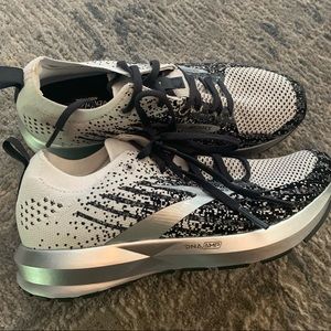 BRAND NEW NEVER WORN BROOKS TENNIS SHOES